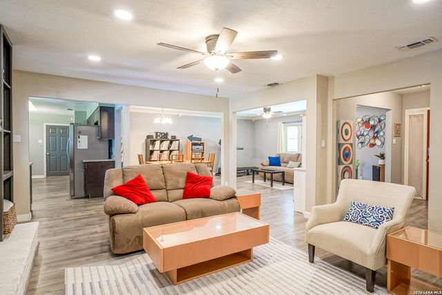 622 Sunhaven Dr, Windcrest, TX 78239