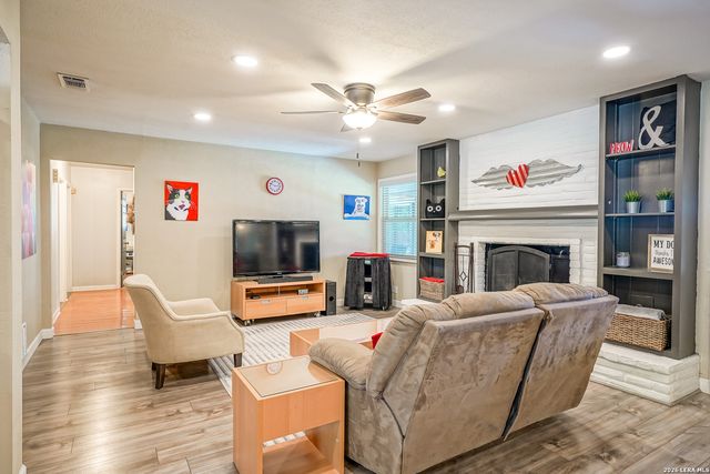 622 Sunhaven Dr, Windcrest, TX 78239