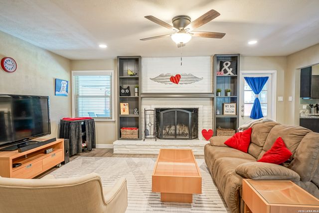 622 Sunhaven Dr, Windcrest, TX 78239