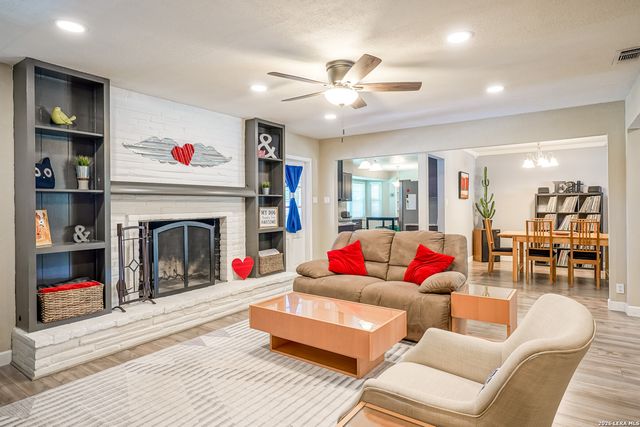 622 Sunhaven Dr, Windcrest, TX 78239