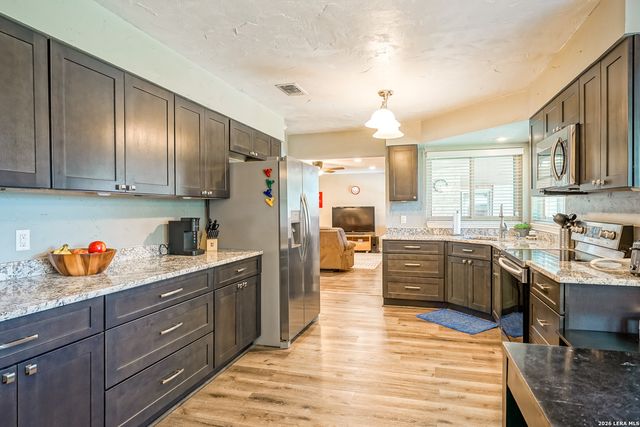 622 Sunhaven Dr, Windcrest, TX 78239