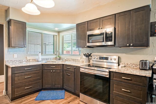 622 Sunhaven Dr, Windcrest, TX 78239