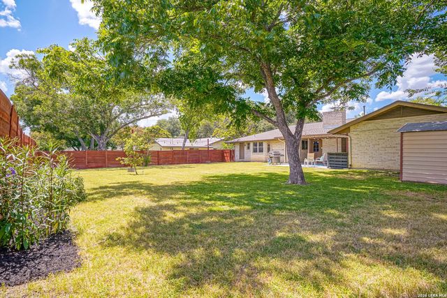 622 Sunhaven Dr, Windcrest, TX 78239