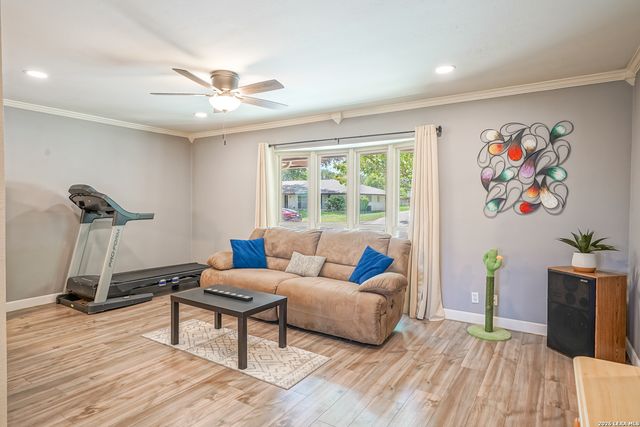 622 Sunhaven Dr, Windcrest, TX 78239
