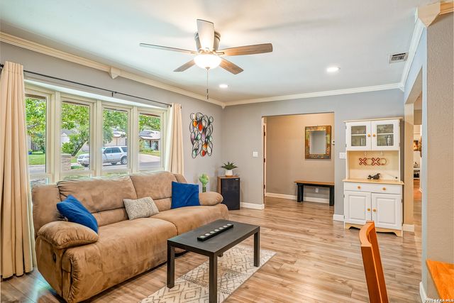 622 Sunhaven Dr, Windcrest, TX 78239