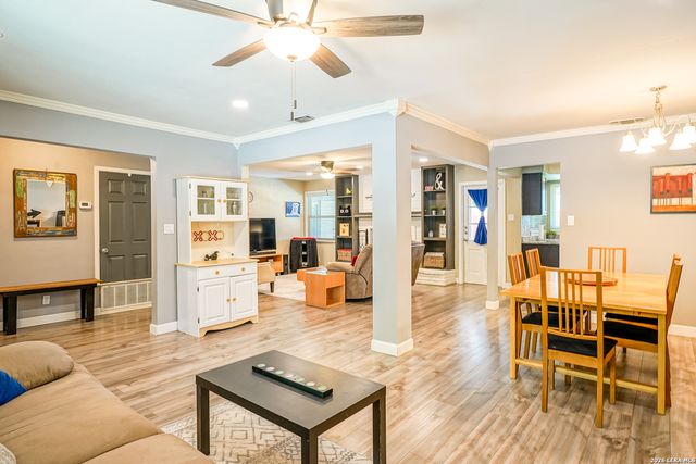 622 Sunhaven Dr, Windcrest, TX 78239