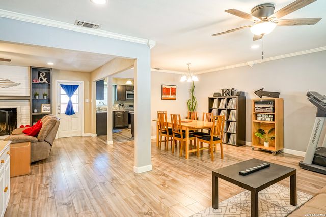 622 Sunhaven Dr, Windcrest, TX 78239