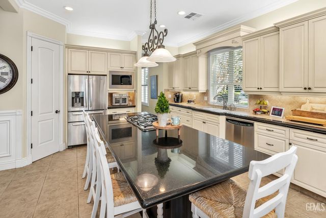 11201 Moorgate Street, Bakersfield, CA 93311