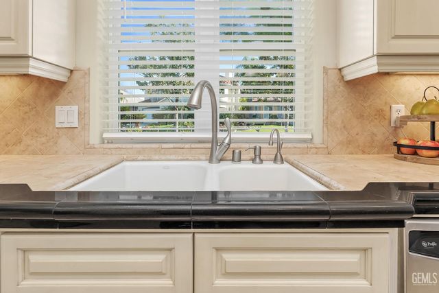 11201 Moorgate Street, Bakersfield, CA 93311