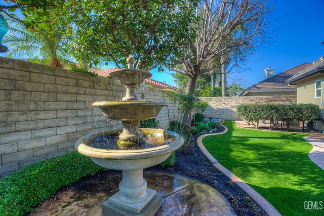 11201 Moorgate Street, Bakersfield, CA 93311