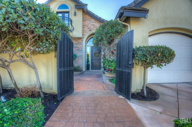 11201 Moorgate Street, Bakersfield, CA 93311