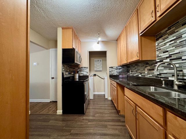 1271 Landmark Trail S, Hopkins, MN 55343