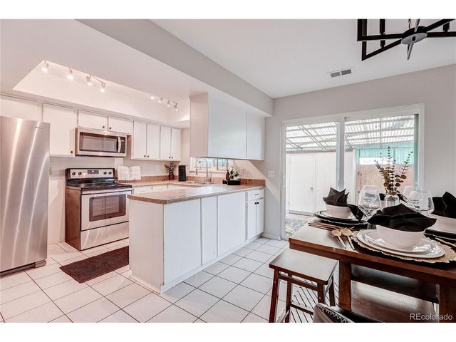 582 S Xenon Ct, Lakewood, CO 80228