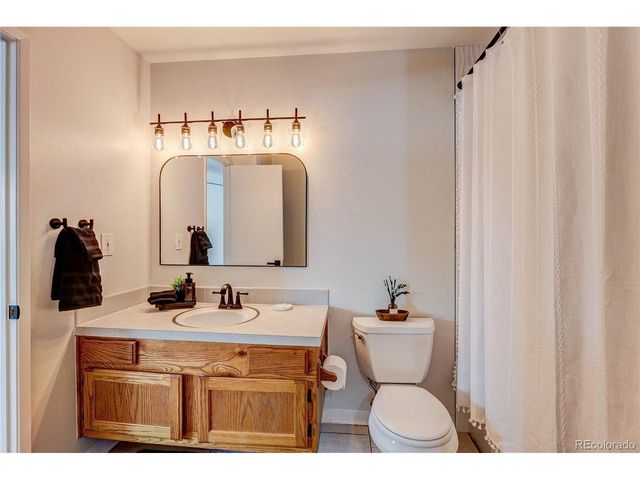 582 S Xenon Ct, Lakewood, CO 80228