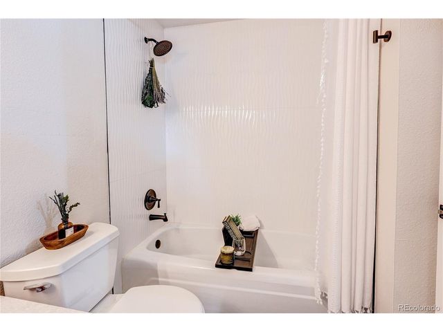 582 S Xenon Ct, Lakewood, CO 80228