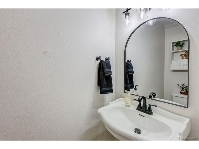 582 S Xenon Ct, Lakewood, CO 80228