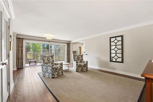 310 W 49 Street S 304, Kansas City, MO 64112