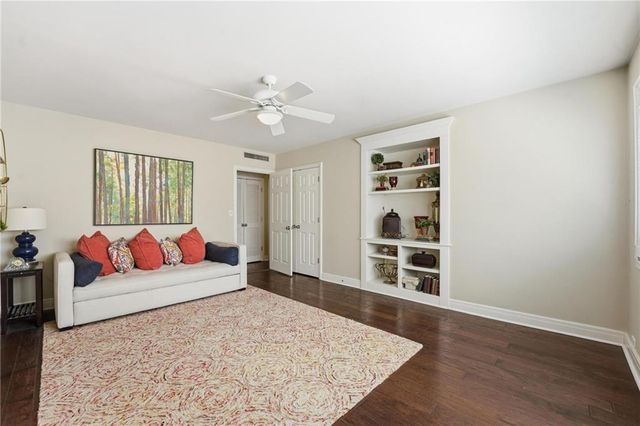 310 W 49 Street S 304, Kansas City, MO 64112