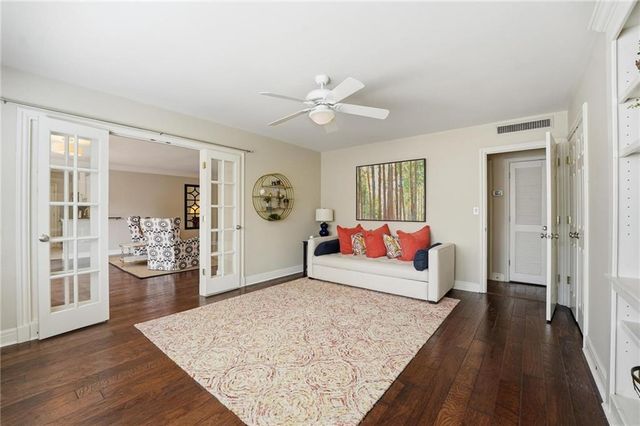 310 W 49 Street S 304, Kansas City, MO 64112