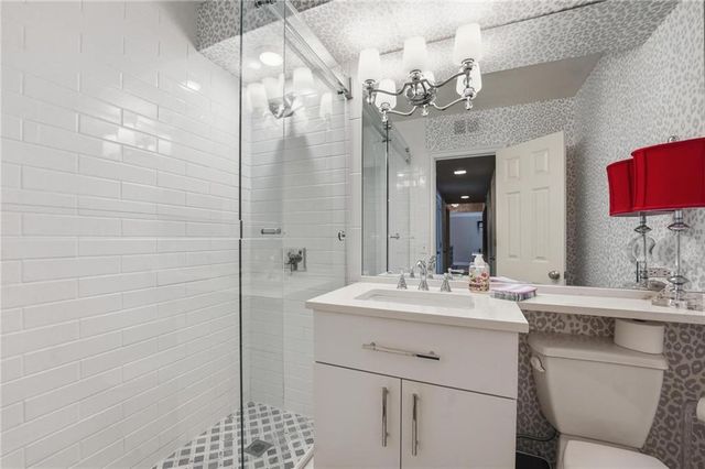 310 W 49 Street S 304, Kansas City, MO 64112