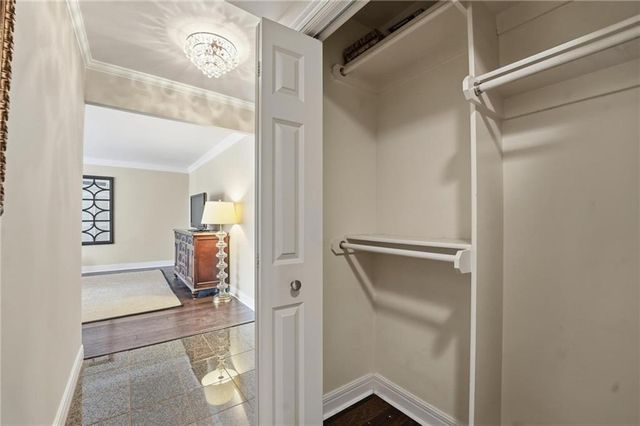 310 W 49 Street S 304, Kansas City, MO 64112