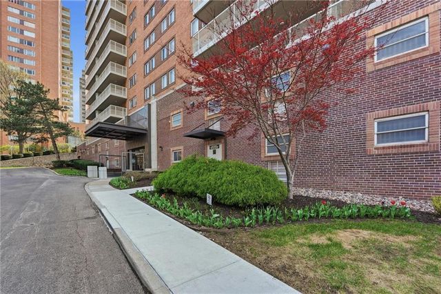 310 W 49 Street S 304, Kansas City, MO 64112
