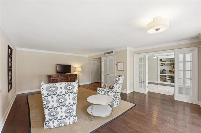 310 W 49 Street S 304, Kansas City, MO 64112