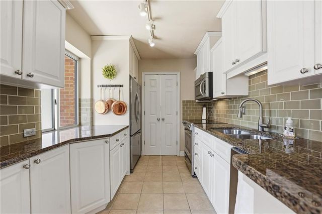 310 W 49 Street S 304, Kansas City, MO 64112
