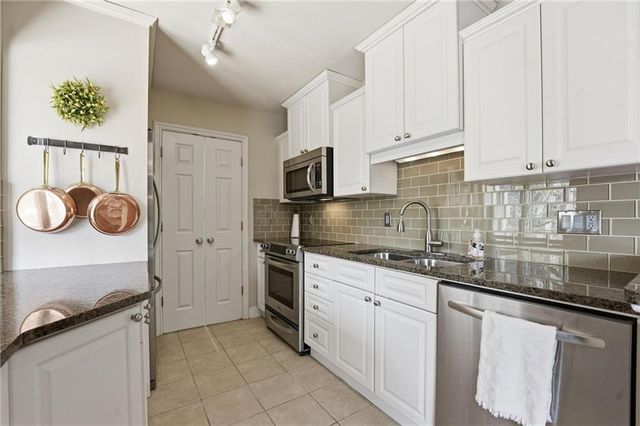 310 W 49 Street S 304, Kansas City, MO 64112