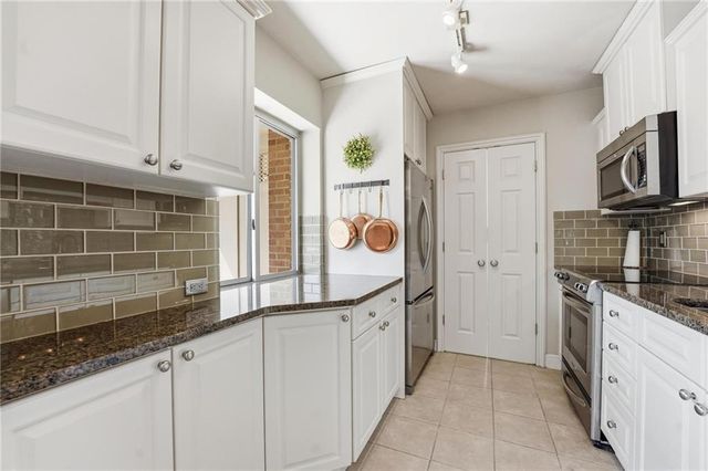 310 W 49 Street S 304, Kansas City, MO 64112