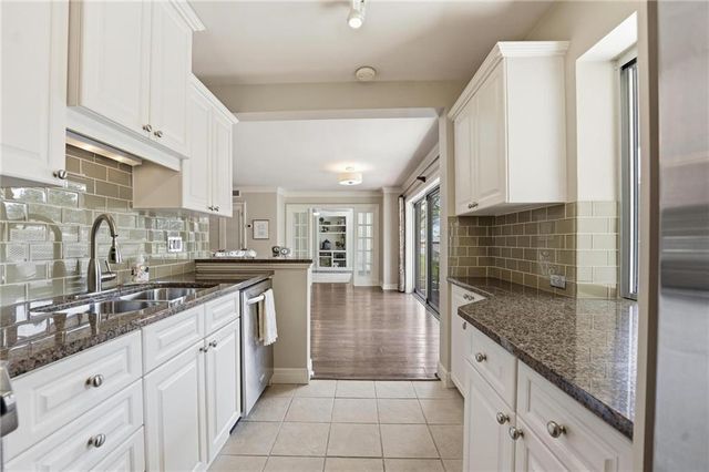 310 W 49 Street S 304, Kansas City, MO 64112