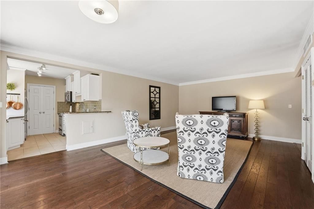 310 W 49 Street S 304, Kansas City, MO 64112