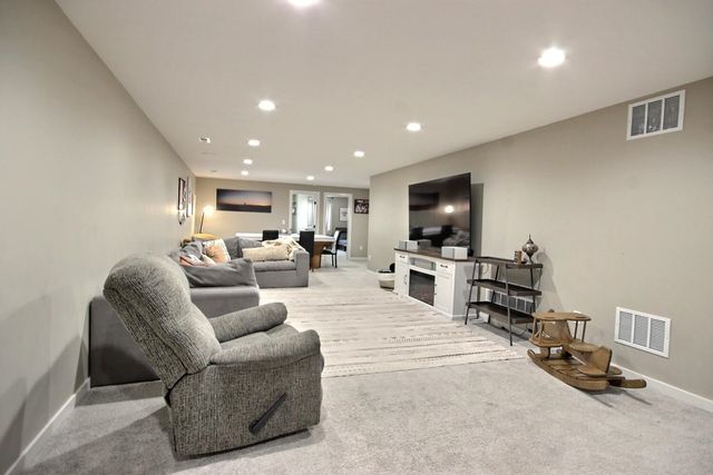 5341-5343 Pinecrest Ct N, Bel Aire, KS 67220