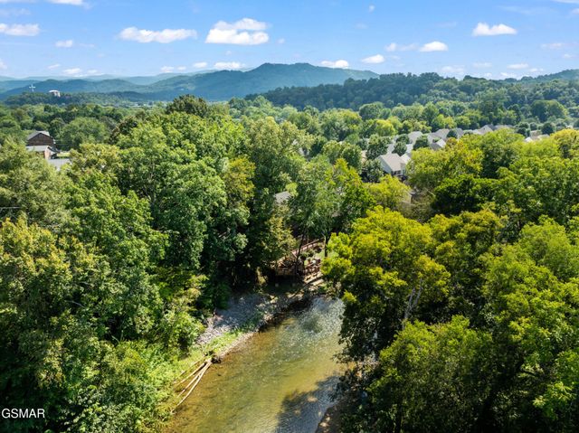 726 Plantation Drive, Pigeon Forge, TN 37863