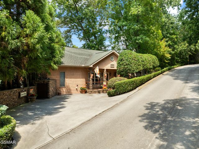 726 Plantation Drive, Pigeon Forge, TN 37863
