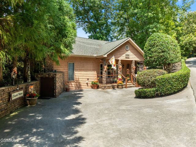 726 Plantation Drive, Pigeon Forge, TN 37863