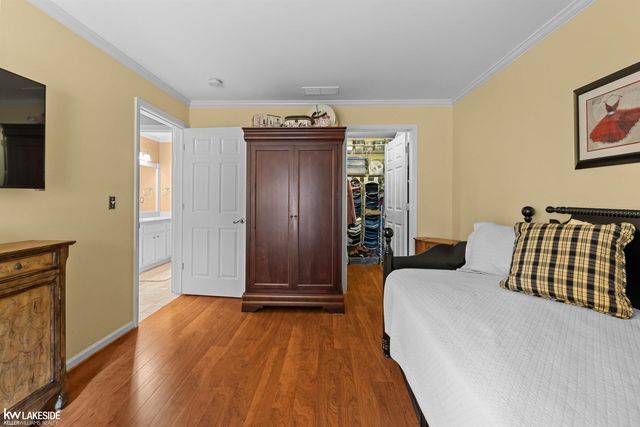 52392 Heatherstone Avenue, Macomb Twp, MI 48042