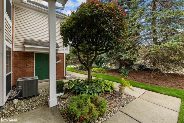 52392 Heatherstone Avenue, Macomb Twp, MI 48042