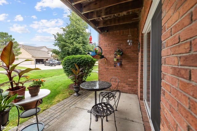 52392 Heatherstone Avenue, Macomb Twp, MI 48042