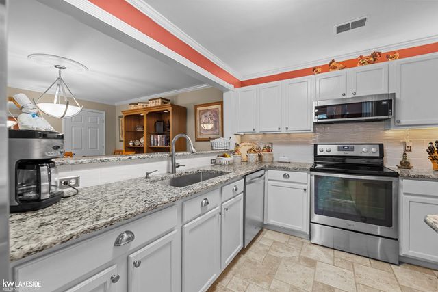 52392 Heatherstone Avenue, Macomb Twp, MI 48042