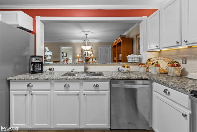 52392 Heatherstone Avenue, Macomb Twp, MI 48042