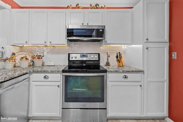 52392 Heatherstone Avenue, Macomb Twp, MI 48042