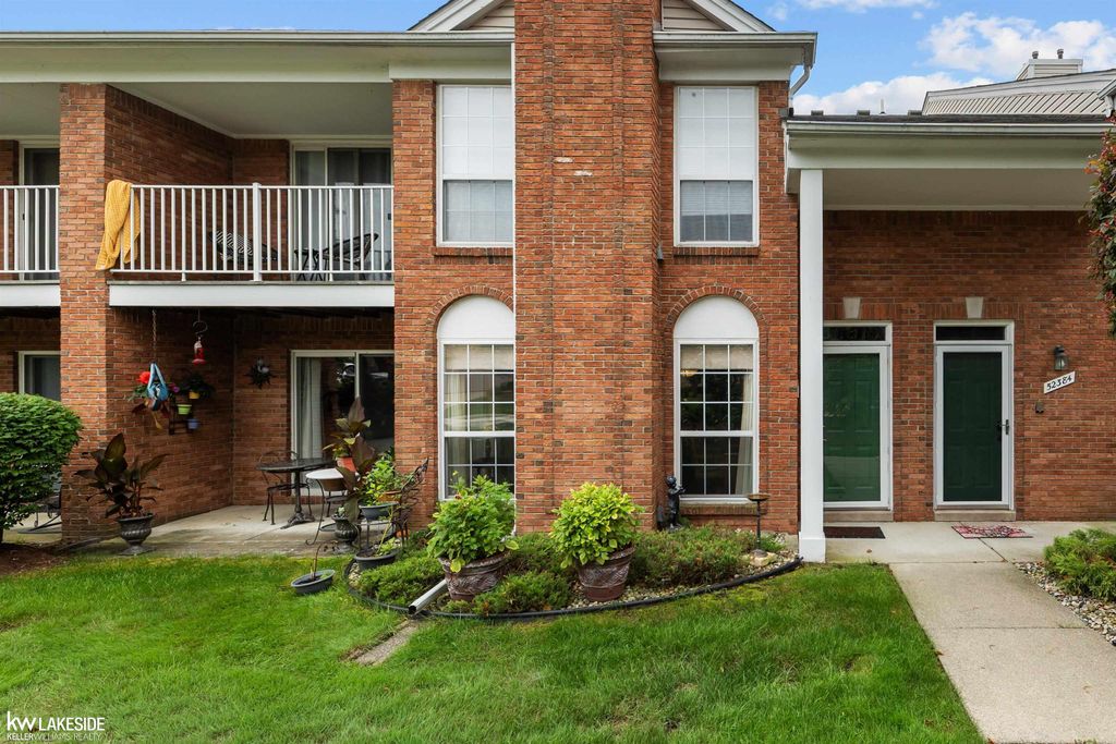 52392 Heatherstone Avenue, Macomb Twp, MI 48042