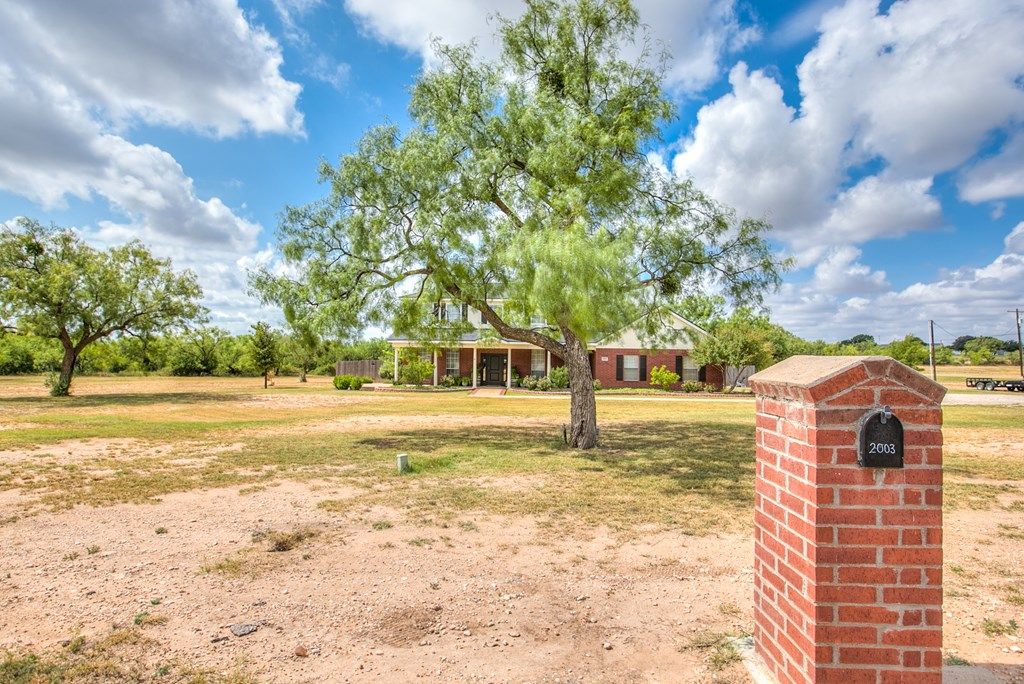 Image 2 of property listing at 2003 N 11th St, Ballinger, TX 76821