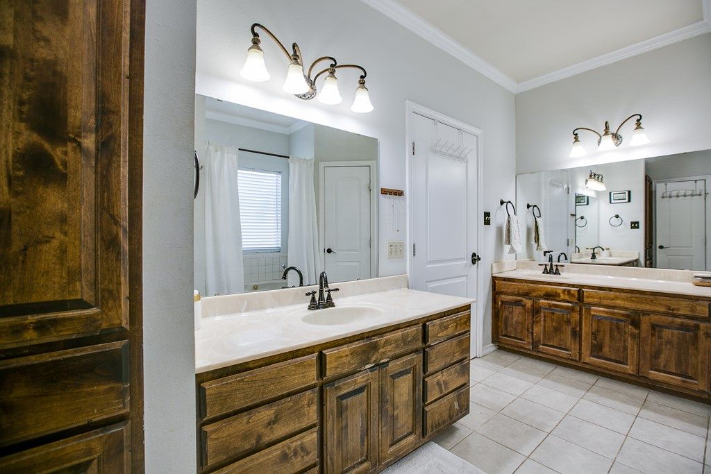 Image 27 of property listing at 2003 N 11th St, Ballinger, TX 76821