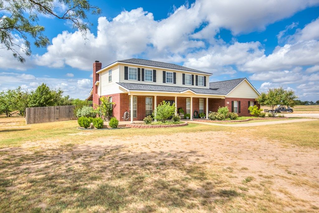Image 3 of property listing at 2003 N 11th St, Ballinger, TX 76821