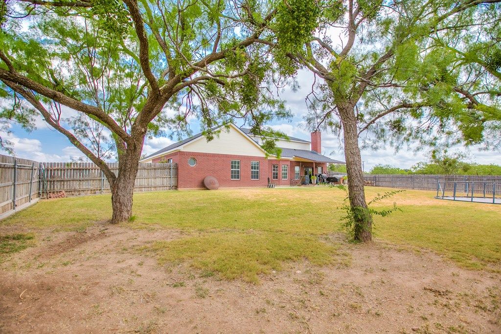 Image 39 of property listing at 2003 N 11th St, Ballinger, TX 76821