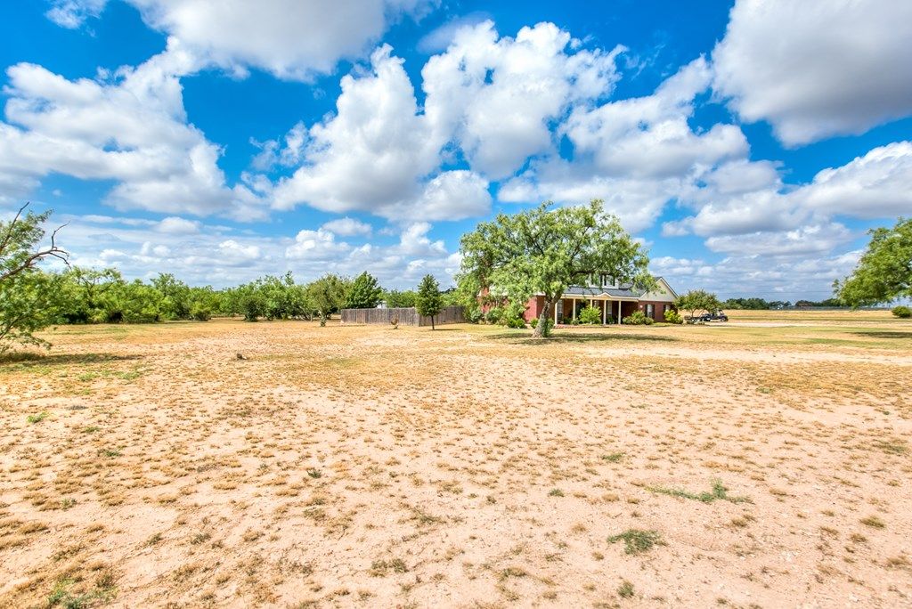 Image 4 of property listing at 2003 N 11th St, Ballinger, TX 76821