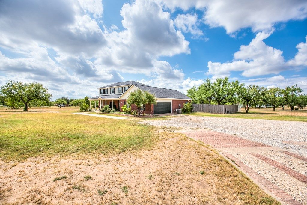 Image 5 of property listing at 2003 N 11th St, Ballinger, TX 76821
