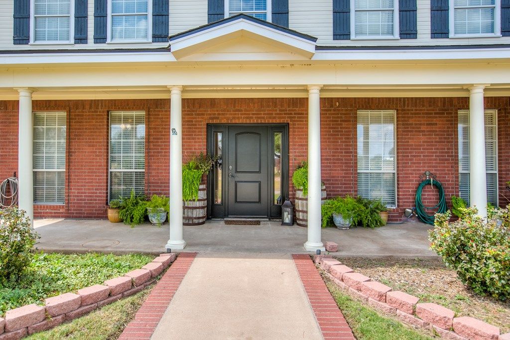 Image 6 of property listing at 2003 N 11th St, Ballinger, TX 76821